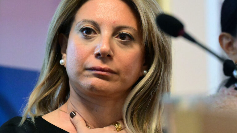 &Kappa;&alpha;&lambda;&eta;&nu;ύ&chi;&tau;&alpha; &kappa;&alpha;&iota; &kappa;&alpha;&lambda;ή &tau;ύ&chi;&eta; - &Tau;&omicron; &mu;&omicron;&iota;&rho;&alpha;ί&omicron; &lambda;ά&theta;&omicron;&sigmaf; &tau;&eta;&sigmaf; &Mu;&alpha;&rho;ί&alpha;&sigmaf; &Kappa;&alpha;&rho;&upsilon;&sigma;&tau;&iota;&alpha;&nu;&omicron;ύ