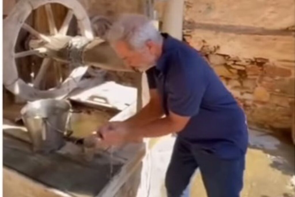 Πνευματικό ταξίδι για τον Μελ Γκίμπσον στο Άγιον Όρος: Η στιγμή που πίνει Αγιασμό (βίντεο)