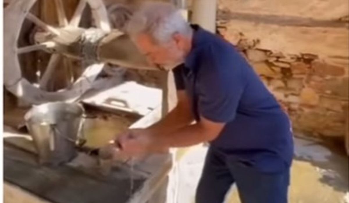 Πνευματικό ταξίδι για τον Μελ Γκίμπσον στο Άγιον Όρος: Η στιγμή που πίνει Αγιασμό (βίντεο)