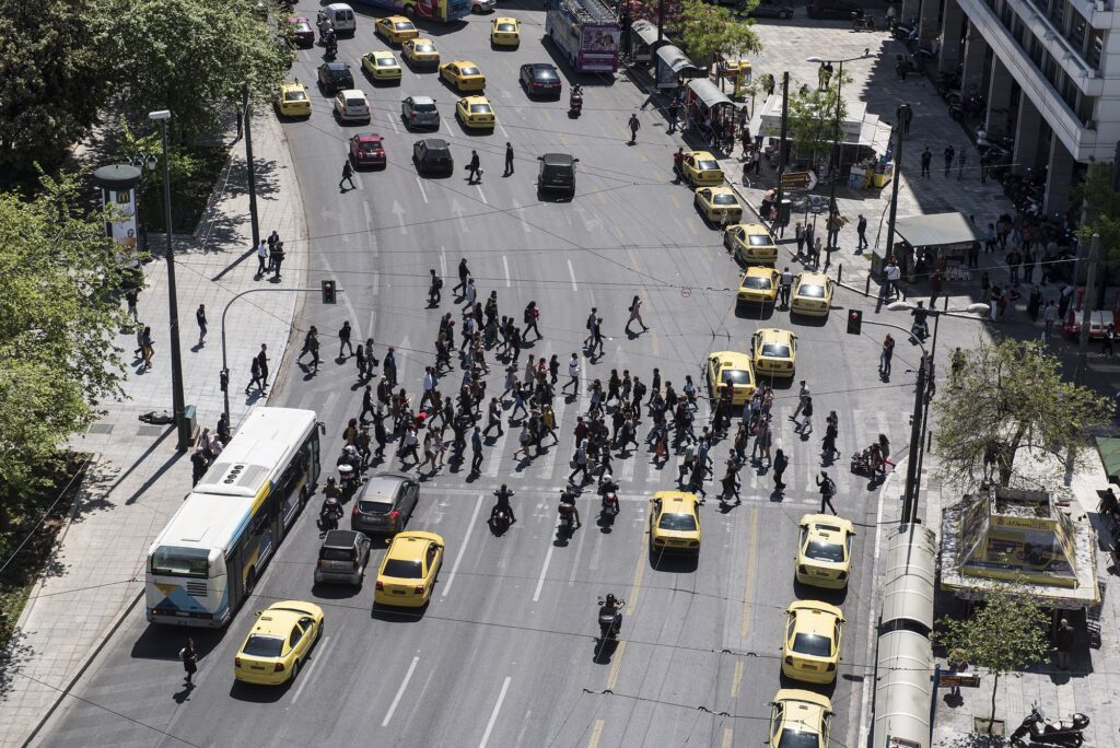 ΙΝΕ/ΓΣΕΕ: Οι Έλληνες «έχασαν» το 32,8% του μισθού τους