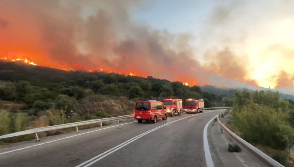 Μεγάλη φωτιά στην Παλαιοπαναγιά Ναυπάκτου – Μήνυμα του 112 για εκκένωση (βίντεο)