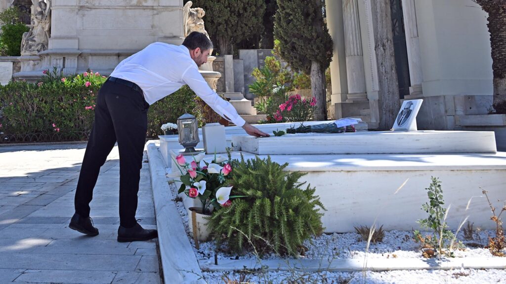 Στον τάφο του Ανδρέα Παπανδρέου ο Νίκος Ανδρουλάκης