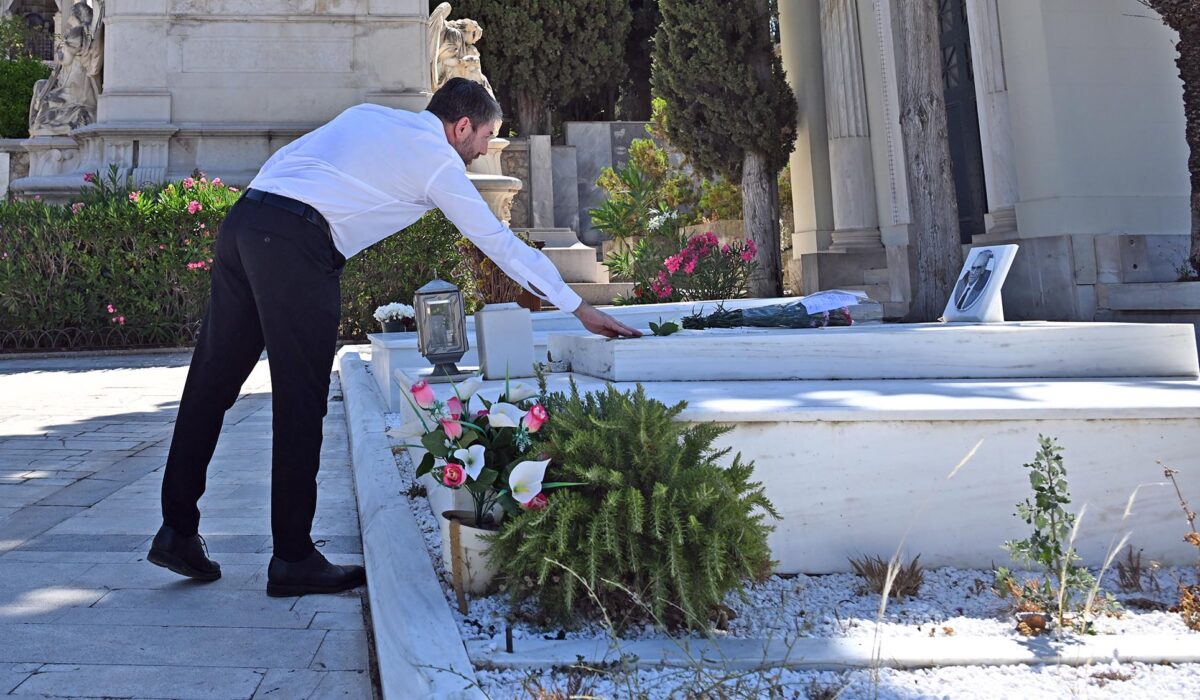 Στον τάφο του Ανδρέα Παπανδρέου ο Νίκος Ανδρουλάκης
