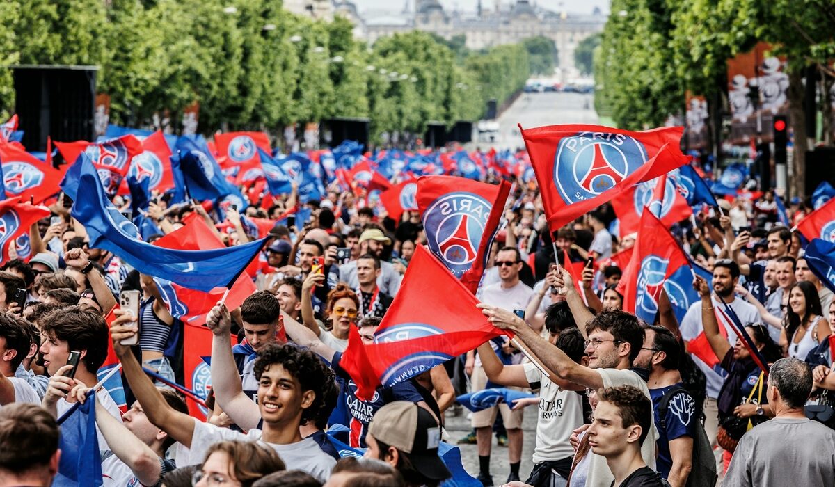 Το Παρίσι γιορτάζει τον θρίαμβο της Παρί στο Champions League – Παρέλαση με συναγερμό για νέα επεισόδια (LIVE)