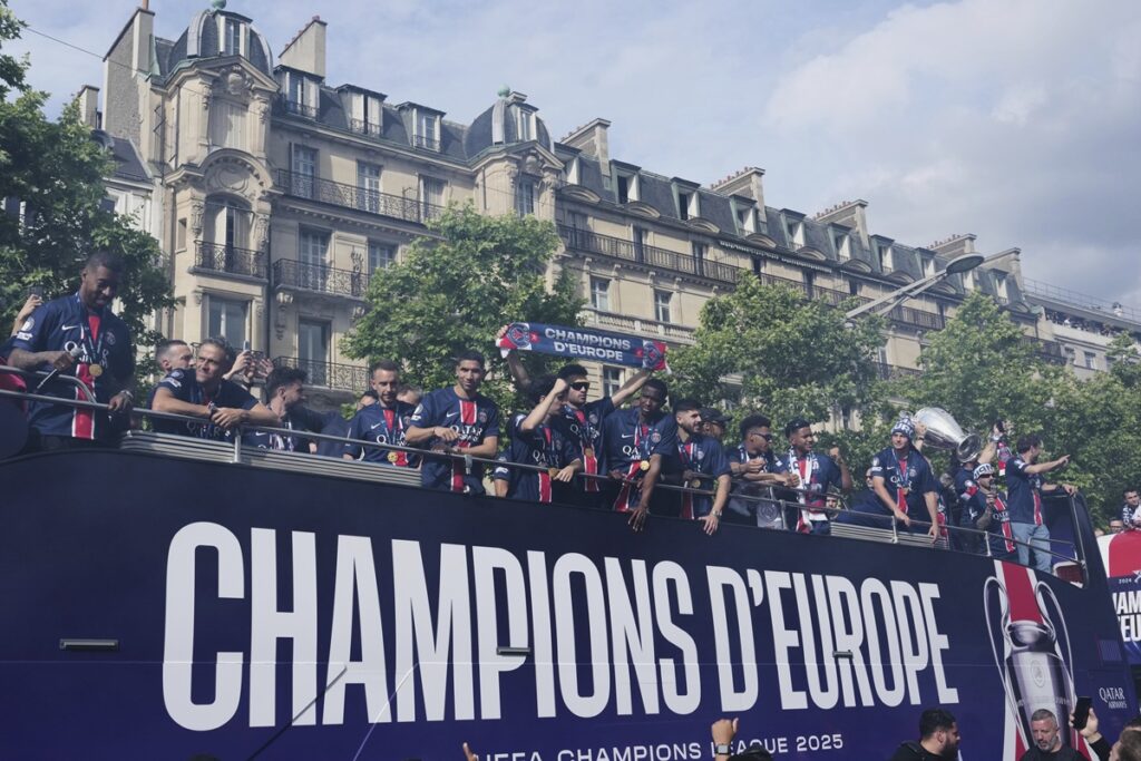 Το Παρίσι γιορτάζει τον θρίαμβο της Παρί στο Champions League – Η παρέλαση και το πάρτι στο «Parc des Princes» (LIVE)