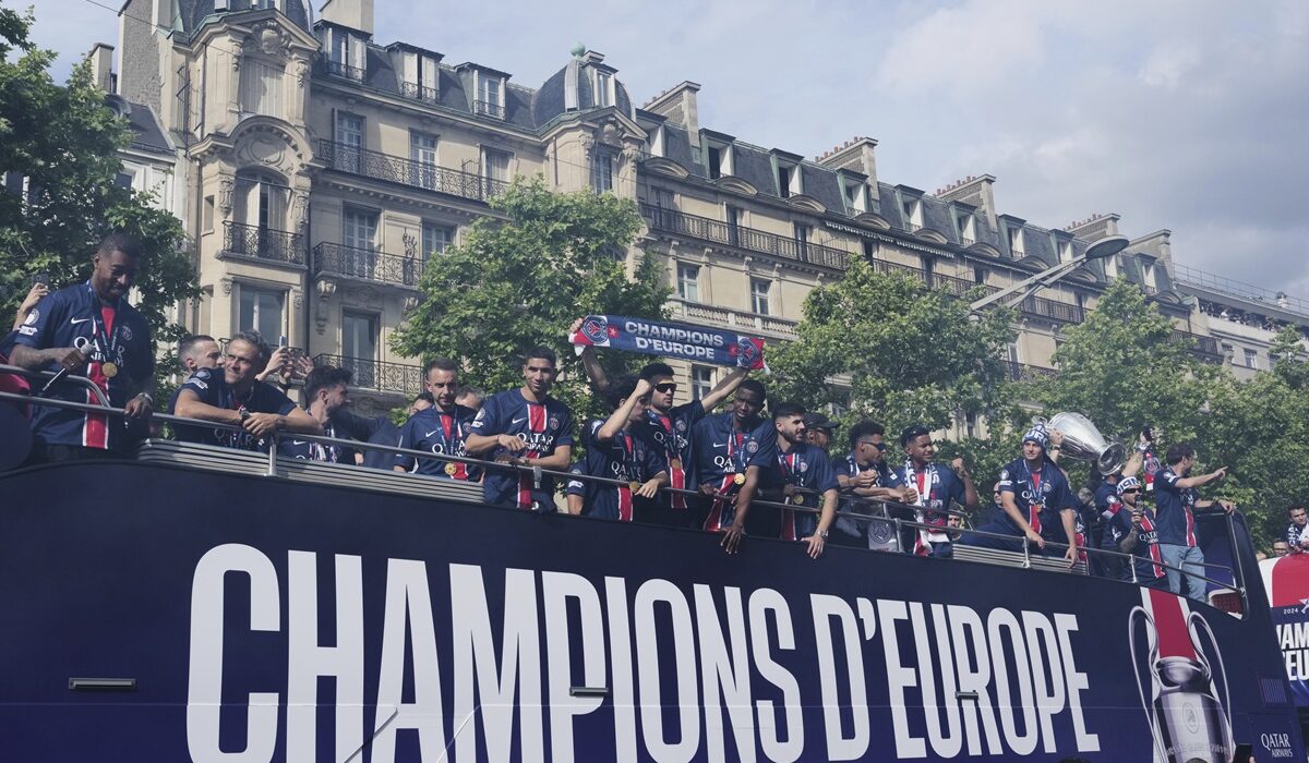 Το Παρίσι γιορτάζει τον θρίαμβο της Παρί στο Champions League – Η παρέλαση και το πάρτι στο «Parc des Princes» (LIVE)