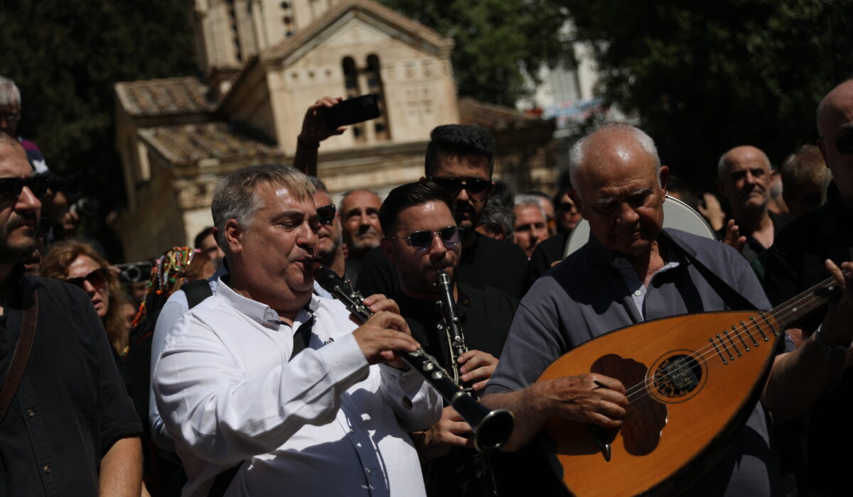 Το τελευταίο «αντίο» στον Πετρολούκα Χαλκιά με μοιρολόι και κλαρίνα στην ιδιαίτερη πατρίδα του (βίντεο)