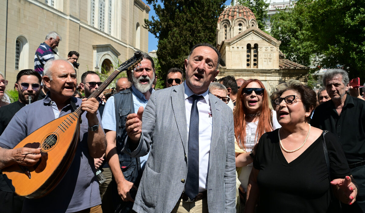 Συγκίνηση για τον Πετρολούκα Χαλκιά – Ο αποχαιρετισμός με κλαρίνο και το καθηλωτικό ηπειρώτικο άσμα (Βίντεο)