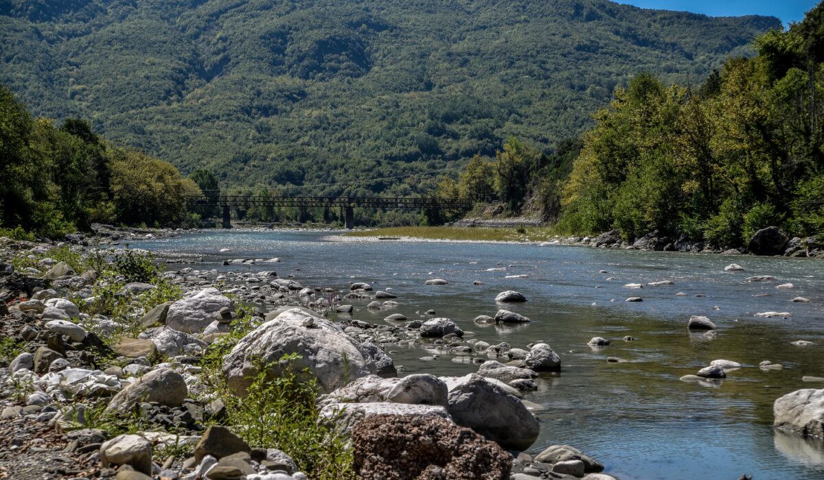 Άρτα: Δύο ανήλικα παιδιά ανασύρθηκαν χωρίς τις αισθήσεις τους από τον ποταμό Άραχθο