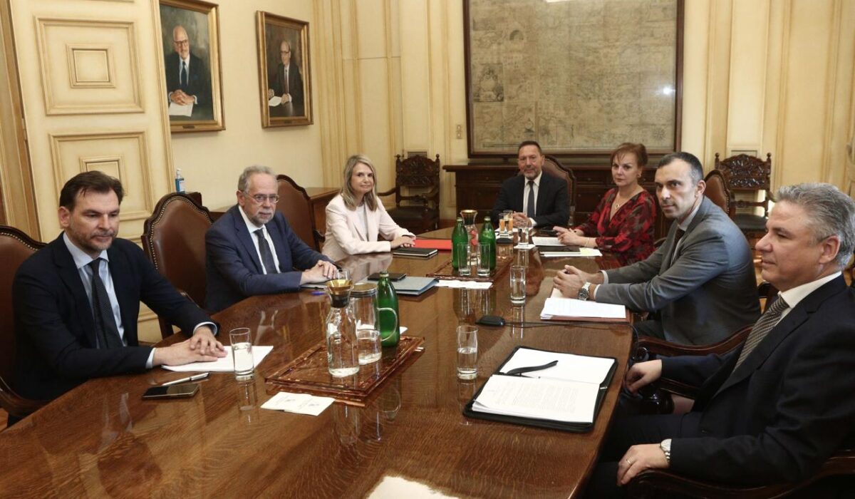 Συνάντηση ΠΑΣΟΚ – Στουρνάρα για τράπεζες, ιδιωτικό χρέος και πλειστηριασμούς