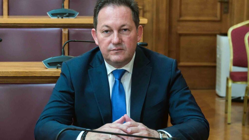 Πέτσας: «Μπορεί να υπάρξουν διαρροές για τον Καραμανλή»