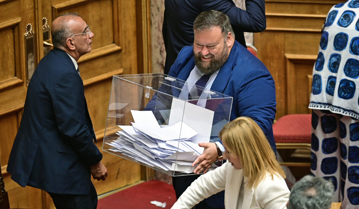 Κάλπη στη Βουλή για σύσταση Προανακριτικής Επιτροπής για τα Τέμπη