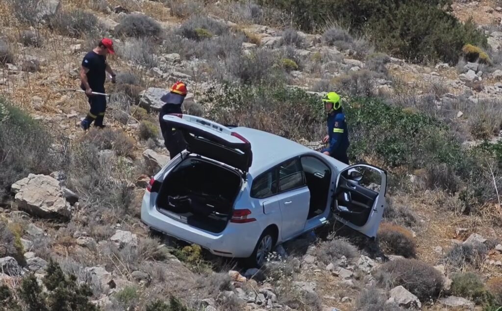 Λιμανάκια Βουλιαγμένης: ΙΧ έπεσε στον γκρεμό με δύο άτομα μέσα (βίντεο)