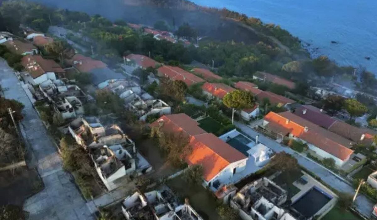 Απόγνωση στη Σμύρνη: Τρεις μεγάλες φωτιές εκτός ελέγχου – Κάηκαν σπίτια, άνεμοι έως 120 χλμ. την ώρα