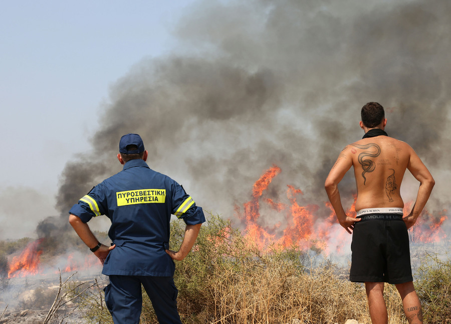 Φωτιά στην Τρίπολη – Ήχησε το 112 για εκκενώσεις δύο περιοχών