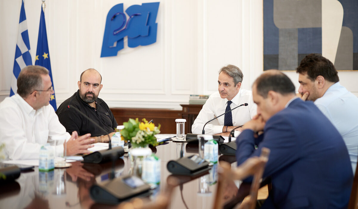 Συνάντηση του Κυριάκου Μητσοτάκη για τη φωτιά στα Κύθηρα με τον δήμαρχο του νησιού