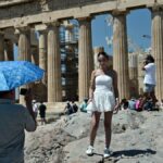 «Πλημμύρισε» από τουρίστες η Ακρόπολη παρά τον καύσωνα (Εικόνες)
