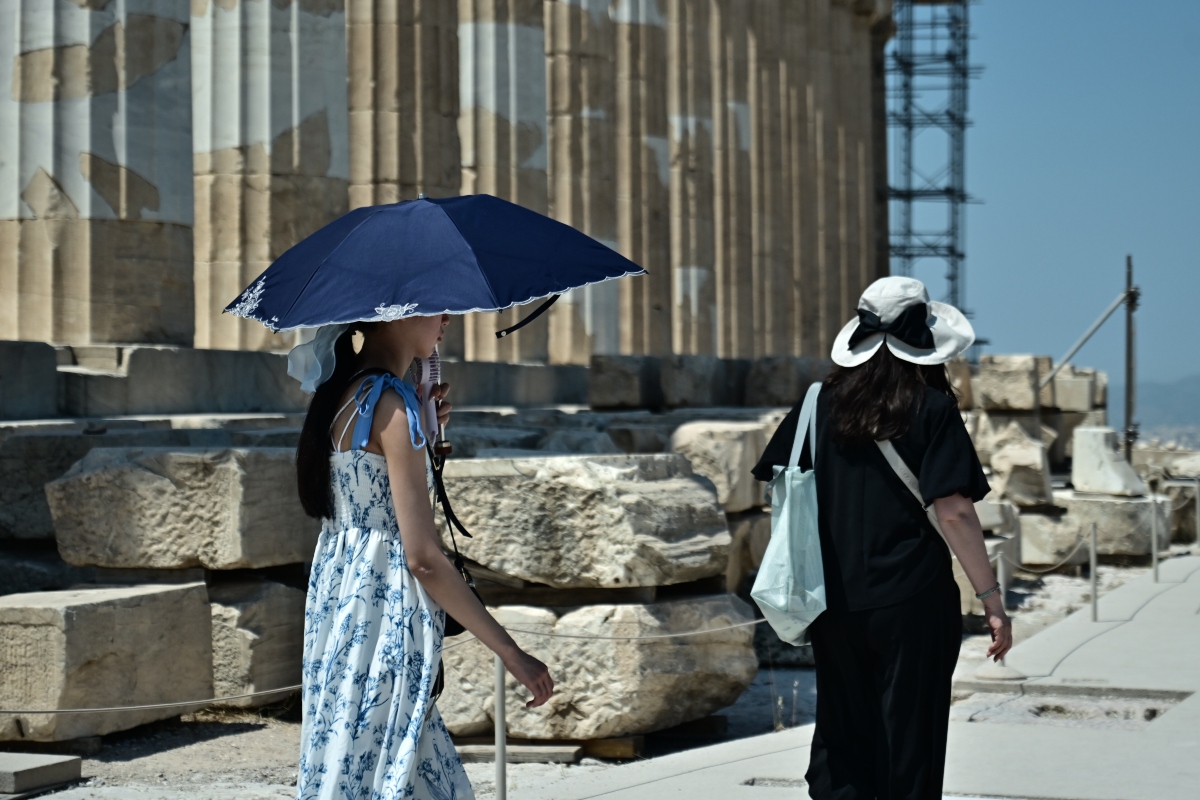 «Πλημμύρισε» από τουρίστες η Ακρόπολη παρά τον καύσωνα (Εικόνες) 3 «Πλημμύρισε» από τουρίστες η Ακρόπολη παρά τον καύσωνα (Εικόνες)