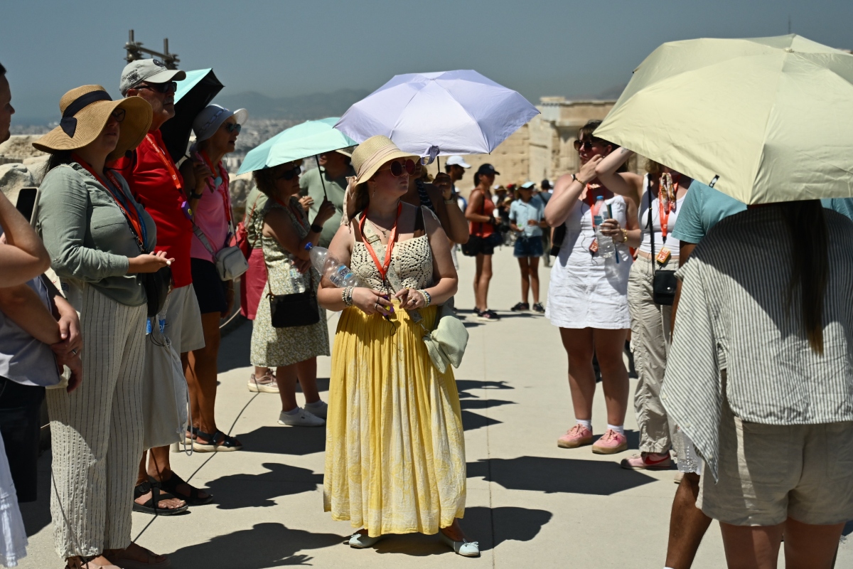 «Πλημμύρισε» από τουρίστες η Ακρόπολη παρά τον καύσωνα (Εικόνες) 5 «Πλημμύρισε» από τουρίστες η Ακρόπολη παρά τον καύσωνα (Εικόνες)
