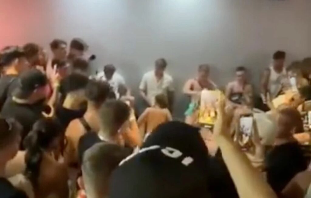 Δεν είναι αυτό που νομίζεις – Τι απαντά κλαμπ στη Ζάκυνθο για τον «διαγωνισμό» στοματικού σεξ