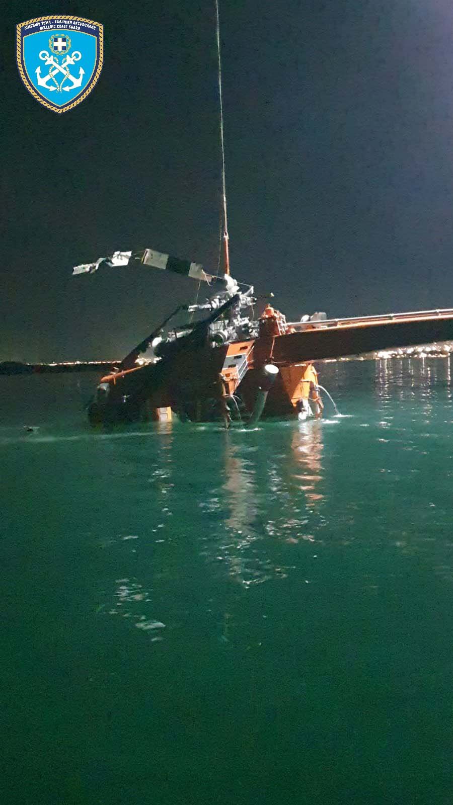 Εκτός θάλασσας το ελικόπτερο που προσθαλασσώθηκε στην Ελευσίνα – Βίντεο από την ανέλκυση