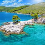 Το «πράσινο και γαλάζιο» ελληνικό νησί που μάγεψε τους Γάλλους