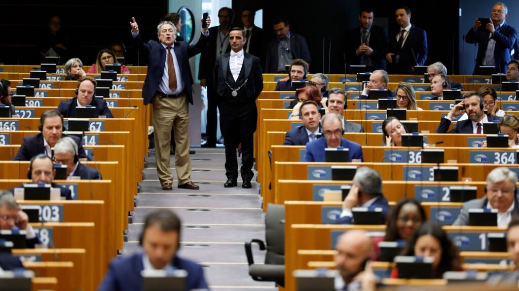Φουσκωμένες τσέπες στις Βρυξέλλες: Αυξήσεις «μαμούθ» στους «χρυσοκάνθαρους» της Ευρωβουλής