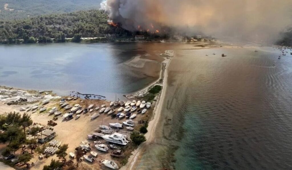 Χαλκιδική: Χειροπέδες σε 45χρονο για τη μεγάλη φωτιά στη Βουρβουρού
