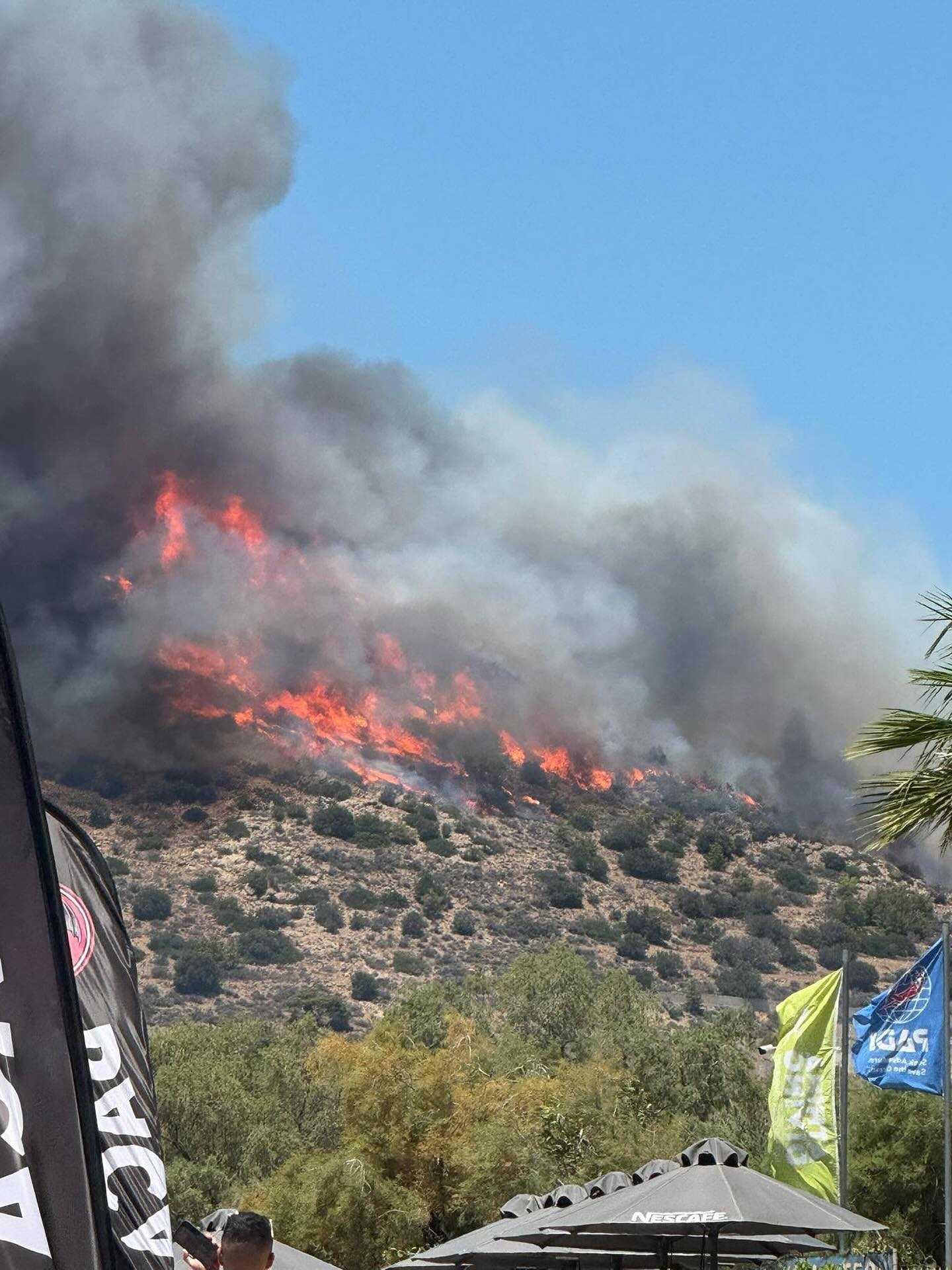 Φωτιά τώρα στο Κορωπί: Καίει δίπλα σε σπίτια - Νέο 112 για εκκένωση (Βίντεο, εικόνες)
