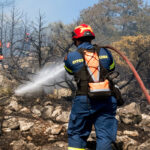 Φωτιά τώρα στη Χαλκιδική - Καίγονται καλλιέργειες