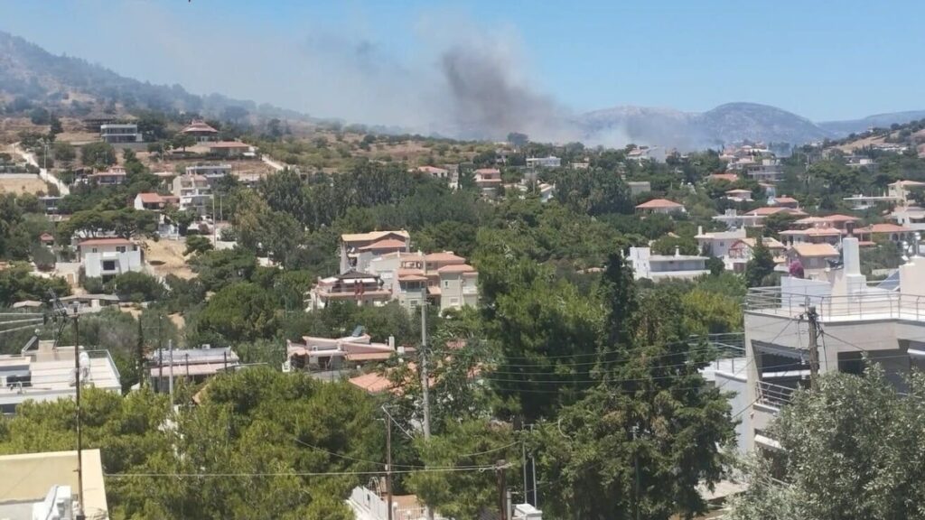 Φωτιά τώρα στο Κορωπί - Σηκώθηκαν 6 εναέρια μέσα, ήχησε για εκκένωση το 112