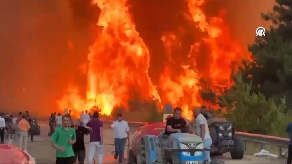 Πύρινος εφιάλτης στην Τουρκία: Εκκενώσεις, νεκροί και μεγάλες καταστροφές στην Προύσα