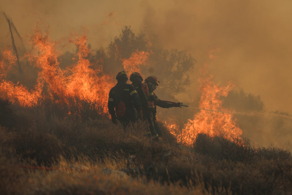 Φωτιά στην Ιεράπετρα: Σε κατάσταση έκτακτης ανάγκης οι πυρόπληκτες περιοχές – Ήχησε ξανά το 112 (Φωτογραφίες)