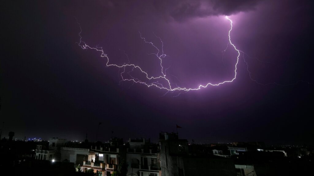 Τραγωδία στην Ινδία: Τουλάχιστον 33 νεκροί από κεραυνούς - Τους χτύπησαν στα χωράφια