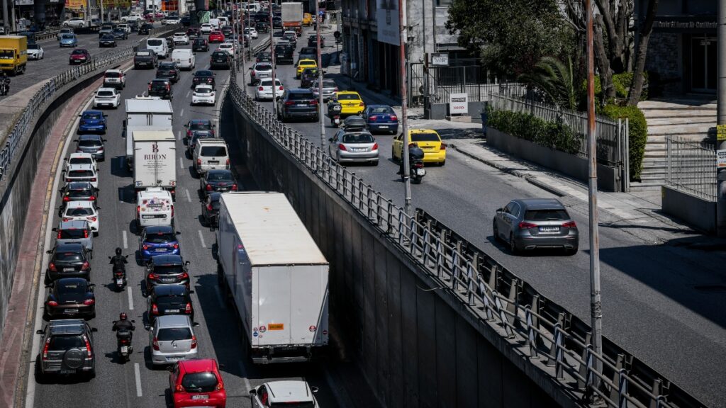 Κίνηση στους δρόμους: Ουρά χιλιομέτρων στον Κηφισό λόγω τροχαίου – Μποτιλιάρισμα στην Αττική Οδό