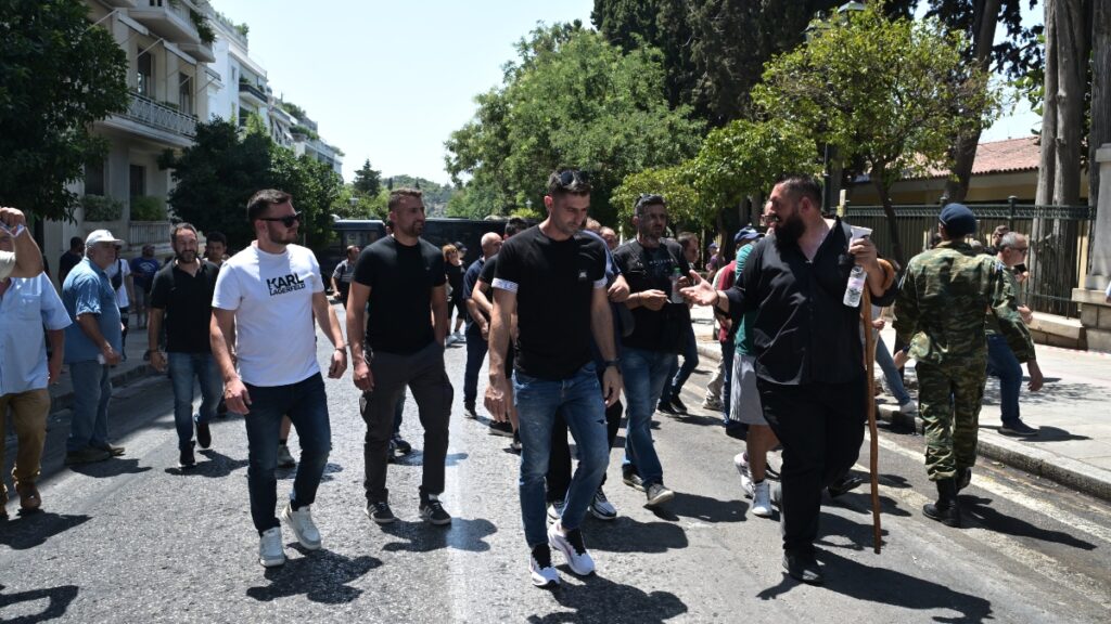 Συγκέντρωση κτηνοτρόφων στο Μαξίμου - «Ξεκληρίζονται χωριά ολόκληρα»