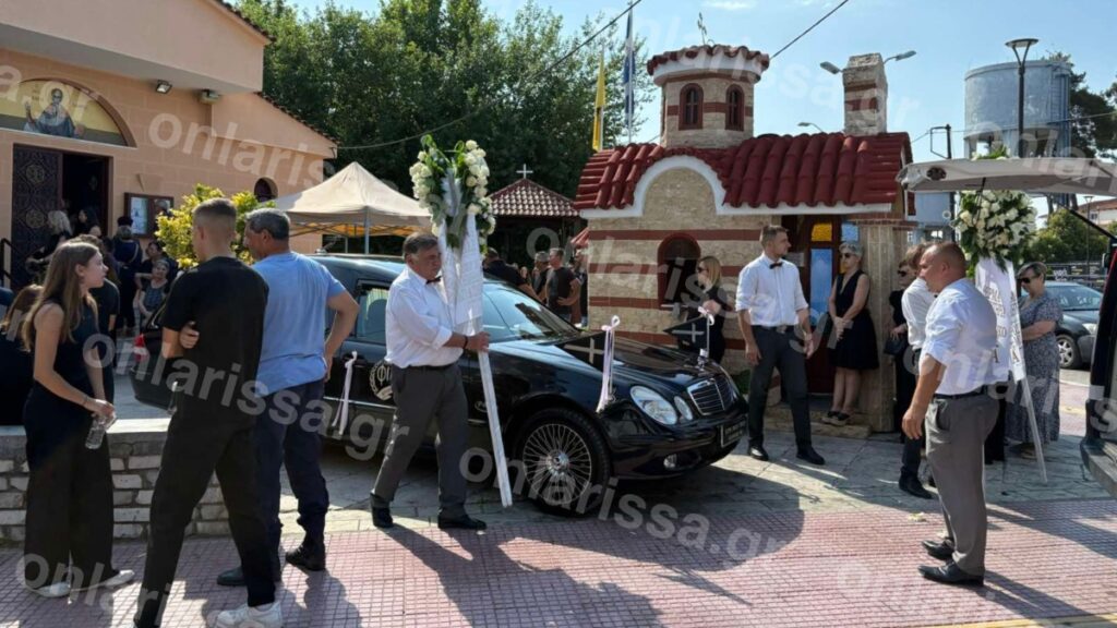 Λάρισα: Ράγισαν καρδιές στην κηδεία της 18χρονης που πέθανε μετά τις δύο ανακοπές σε γυμναστήριο