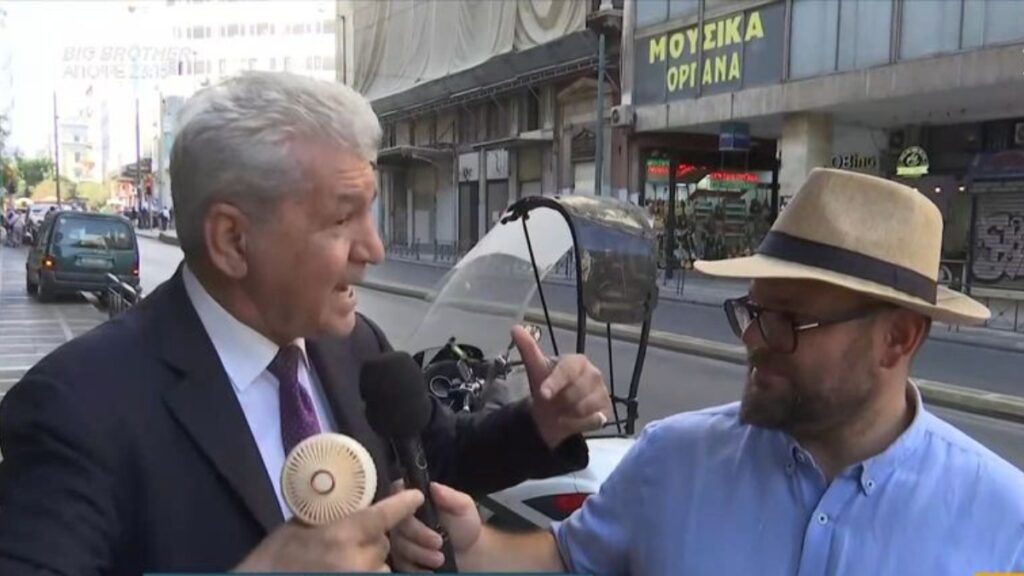 Ο μικροπωλητής που αψηφά τον καύσωνα - Με κοστούμι στην Ομόνοια εδώ και δεκαετίες