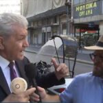 Ο μικροπωλητής που αψηφά τον καύσωνα - Με κοστούμι στην Ομόνοια εδώ και δεκαετίες