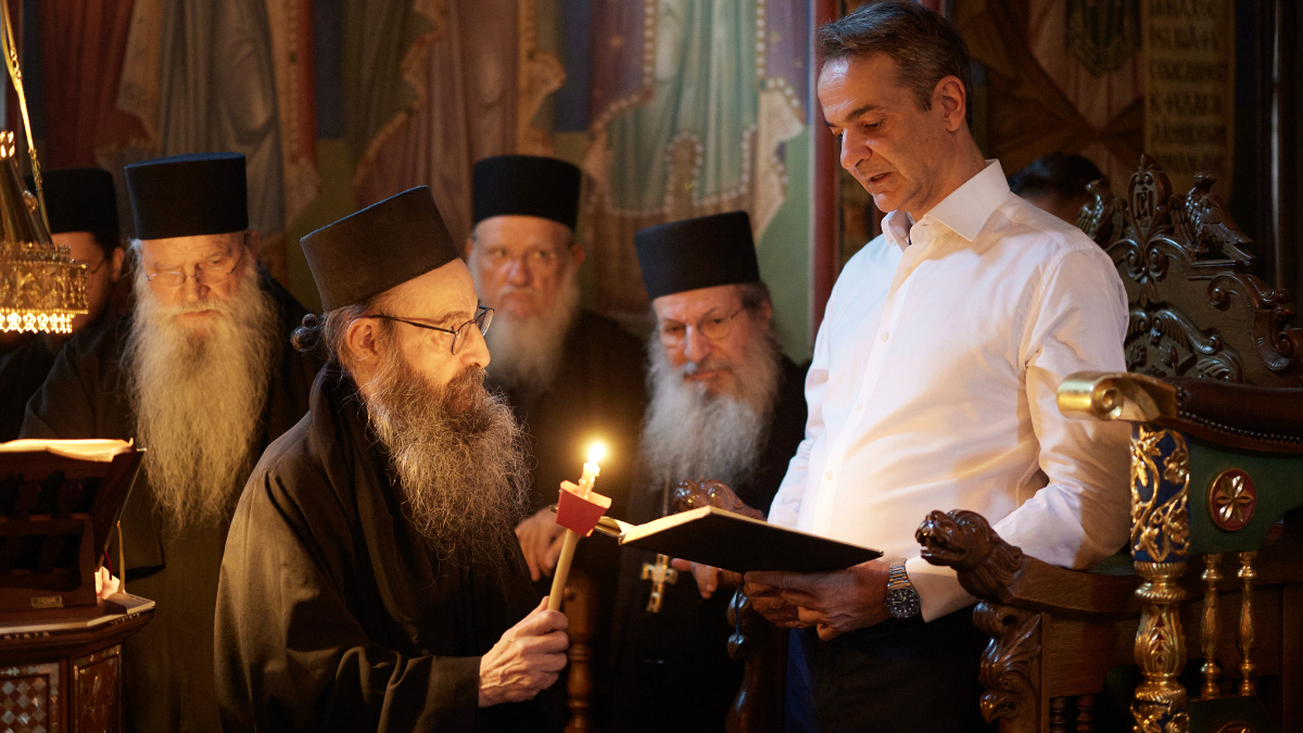 Στην Ιερά Μονή Σίμωνος Πέτρας στο Άγιο Όρος ο Μητσοτάκης μαζί με τον γιο του (εικόνες)