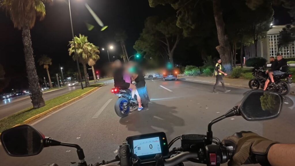 Ένταση σε μπλόκο στη Βουλιαγμένη - Αστυνομικός άρπαξε από τα χέρια μοτοσικλετιστή (βίντεο)