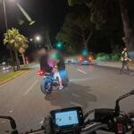 Ένταση σε μπλόκο στη Βουλιαγμένη - Αστυνομικός άρπαξε από τα χέρια μοτοσικλετιστή (βίντεο)