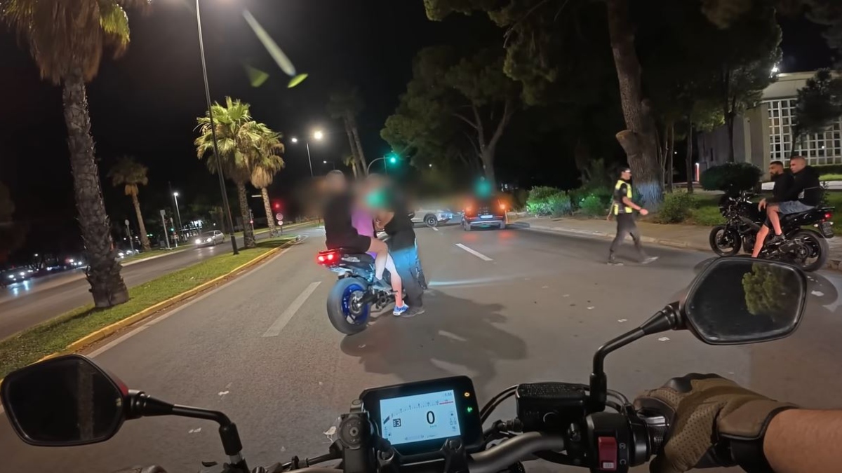 Ένταση σε μπλόκο στη Βουλιαγμένη - Αστυνομικός άρπαξε από τα χέρια μοτοσικλετιστή (βίντεο)