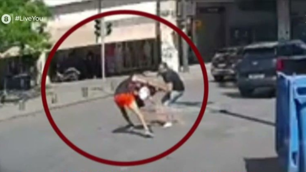 Απίστευτο βίντεο: Ρώτησε ταξιτζή αν είναι ασφαλής η Ομόνοια και μετά από 10 δευτερόλεπτα τον έκλεψαν