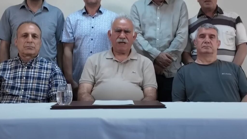 Πρώτη εμφάνιση Οτσαλάν μετά από 26 χρόνια - «Ο ένοπλος αγώνας του PKK έληξε» (βίντεο)