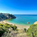 Η πιο απομονωμένη παραλία της Αττικής με τα τιρκουάζ νερά
