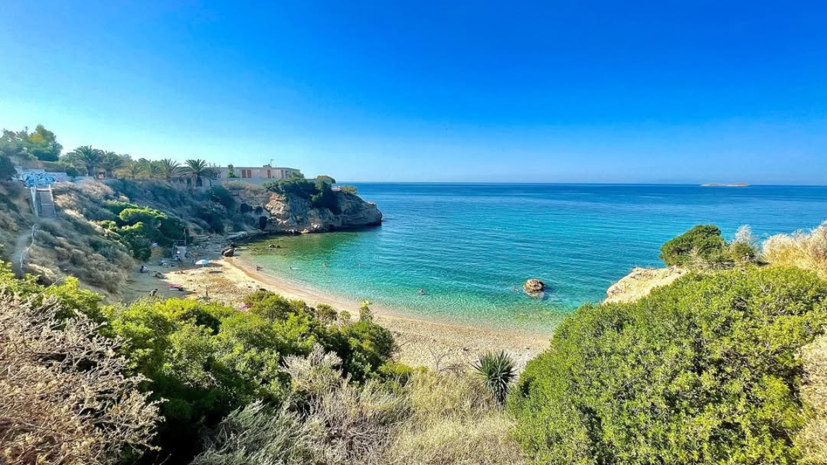 Η πιο απομονωμένη παραλία της Αττικής με τα τιρκουάζ νερά