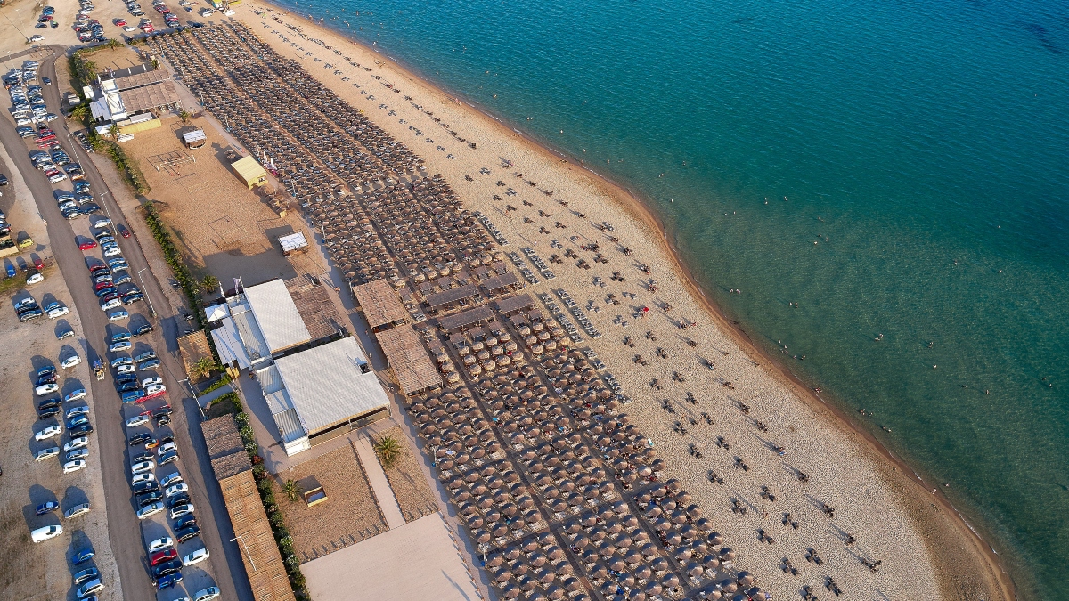 Η μάχη της μεζούρας στις παραλίες: 3.000 καταγγελίες σε 2 μήνες - Οι περιοχές «πρωταθλητές» των παραβάσεων