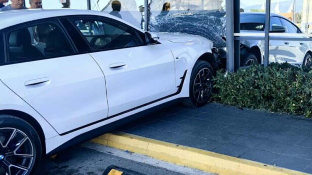 Αυτοκίνητο έπεσε σε τζαμαρία σούπερ μάρκετ στο Ρίο - Δεύτερο περιστατικό σε 24 ώρες