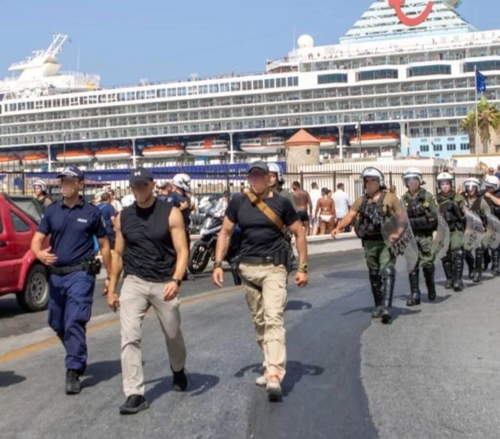 Ποιοι είναι οι δύο σωματώδεις άντρες που επιχείρησαν με πολιτικά στα επεισόδια της Ρόδου – Επικίνδυνη λαβή σε διαδηλωτή